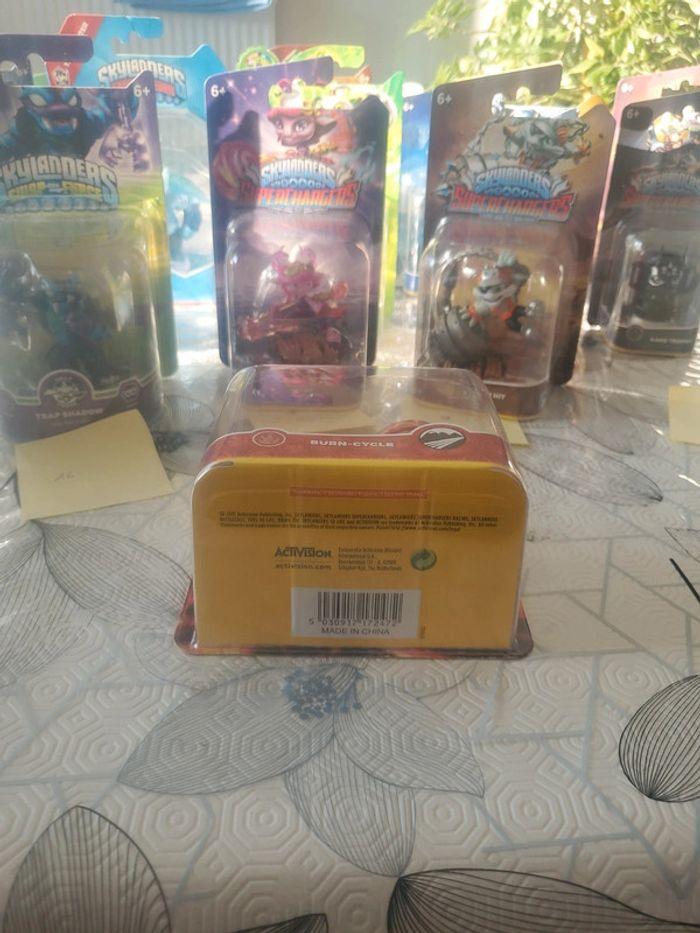 Figurine skylanders neuve "burn-cycle" - photo numéro 3