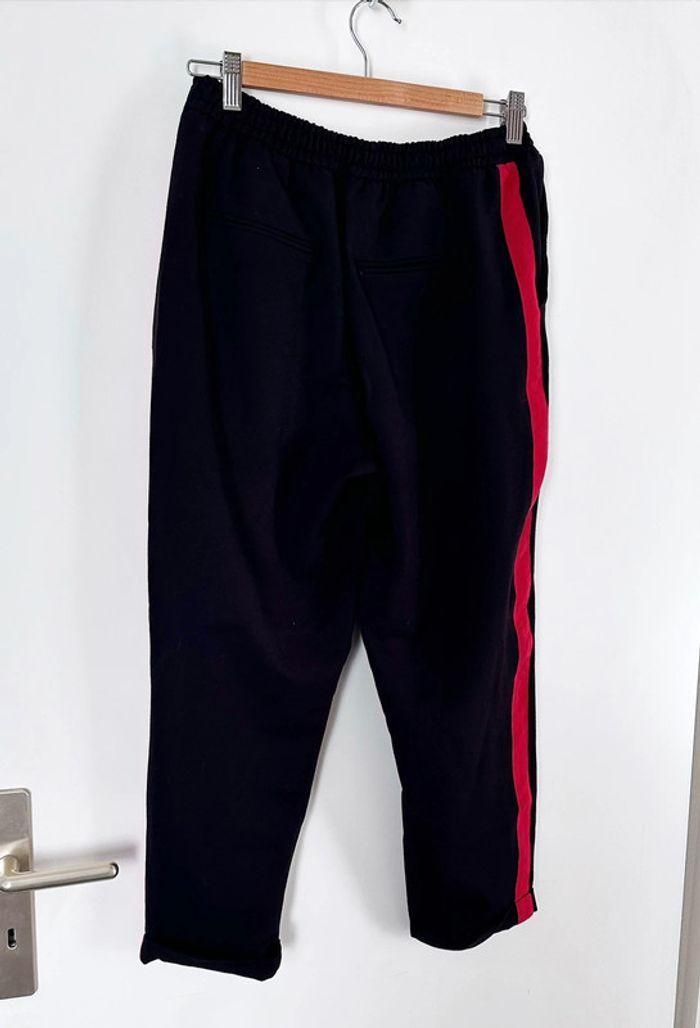 Pantalon 7/8 avec bande rouge sur le côté - Pull&Bear - photo numéro 2