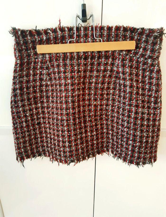 Joli mini-jupe d'hiver en tweed noir/rouge Zara. Preppy style. T 36. En tres bon état. - photo numéro 5