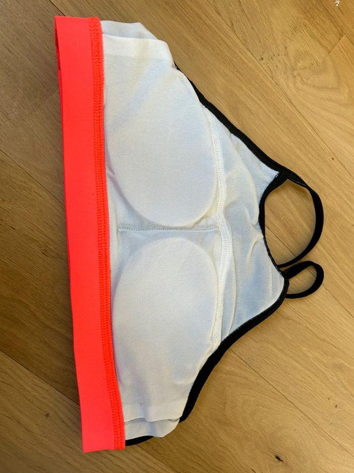 Maillot de bain coupe sportive brassière culotte noir et rose fluo - photo numéro 12