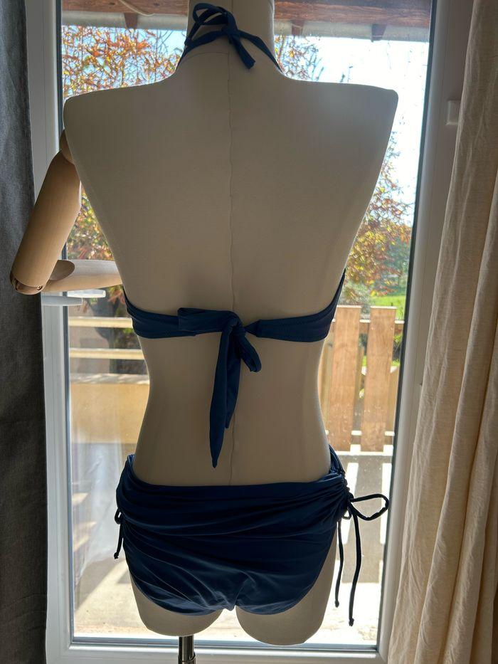 Maillot de bain 2 pièces bleu culotte ajustable et bijoux sur le soutien gorge - photo numéro 6