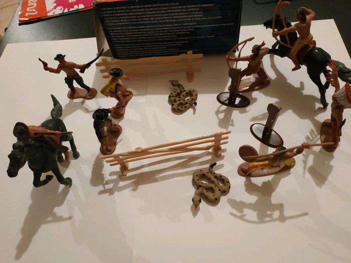 Jouet ancien suprême Wild frontier playset with hand painted figures cowboy et indien - photo numéro 2