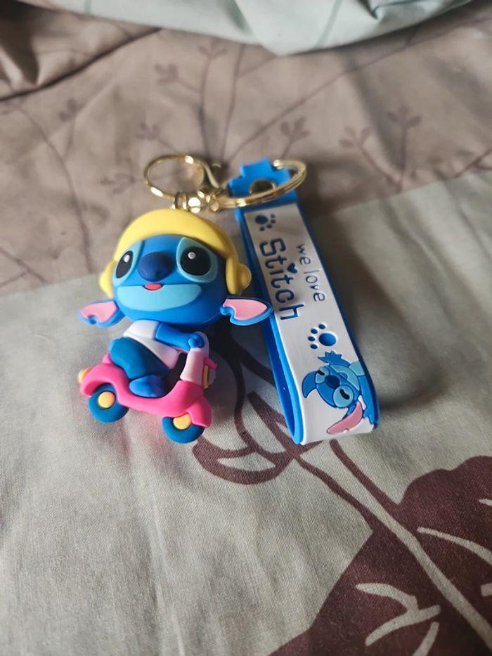 Porte clef bébé stitch sur son scooter pas de vinted go - photo numéro 4