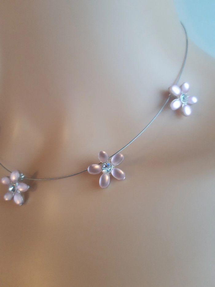 Collier fin et argenté avec des petites fleurs roses - photo numéro 6