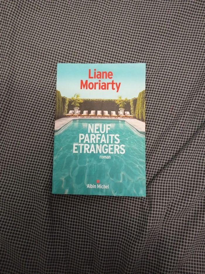 Livre liane Moriarty 9 parfaits étrangers - photo numéro 1