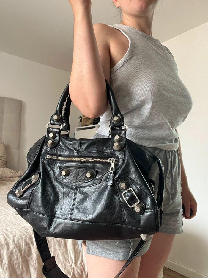 Sac City Balenciaga noir en cuir avec bandoulière grand format bijouterie argent - photo numéro 3