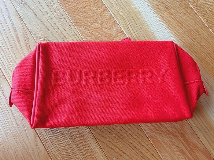 Trousse De Toilette "BURBERRY" en Toile Rouge  neuve sous blister. - photo numéro 3