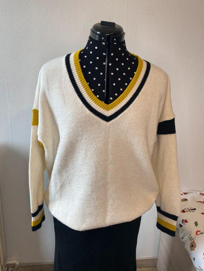 Pull col V tricolore blanc, jaune, noir Kiabi taille L/40 - photo numéro 2