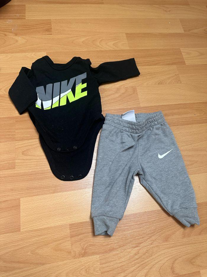 Ensemble Nike bodies et pantalon