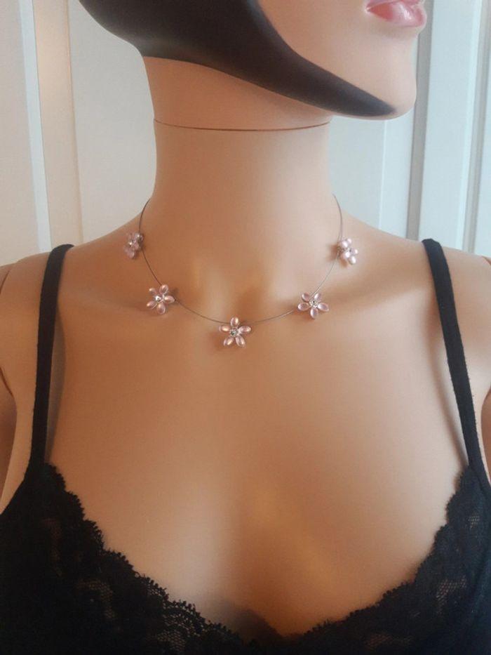 Collier fin et argenté avec des petites fleurs roses - photo numéro 3