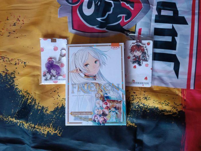 Coffret collector neuf Tome 10 frieren avec les 6 badges métalliques + 2 porte clés - photo numéro 1