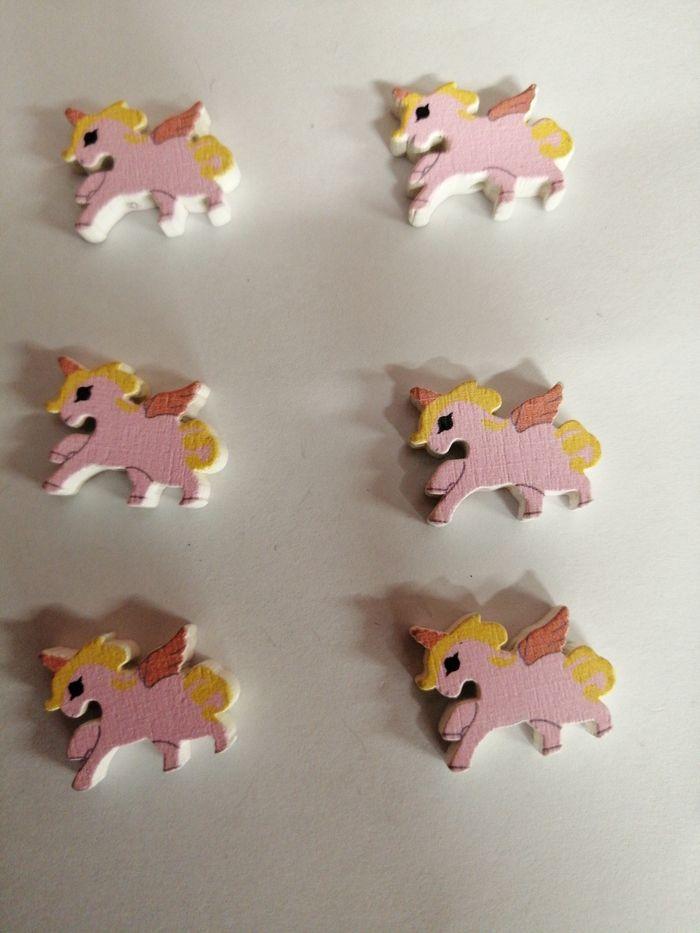 Lot 6 boutons en bois licorne rose