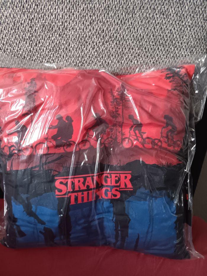 Coussin stranger thing - photo numéro 2