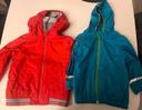 Veste rouge / k-way banane bleu