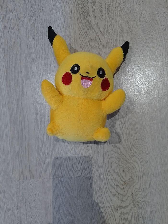 Peluche pikachu