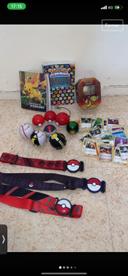 3 ceintures+ 1 carnet rangement cartes+8 poke ball +1 livre+ 50 cartes+ boîte en métal Pokemon