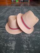 Lot chapeau en paille jumeaux