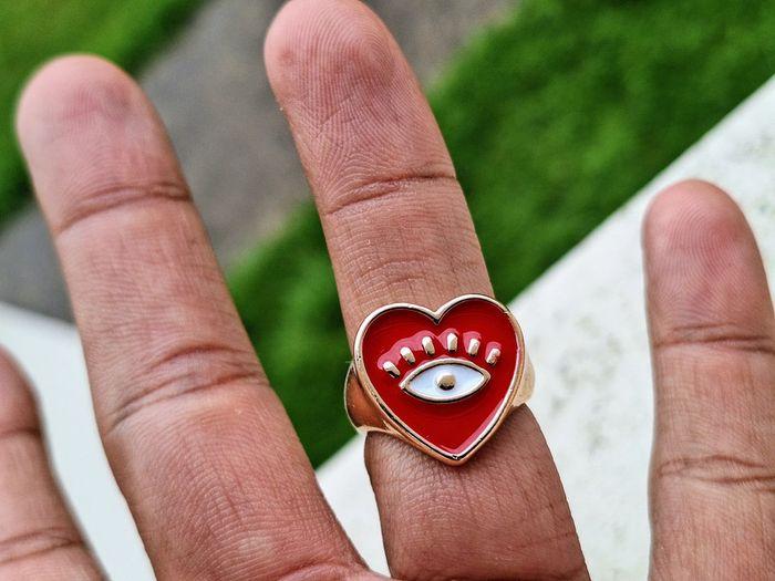 Bague chevalière créatrice dorée en forme de cœur Rouge laqué, orné d'un motif œil - photo numéro 5