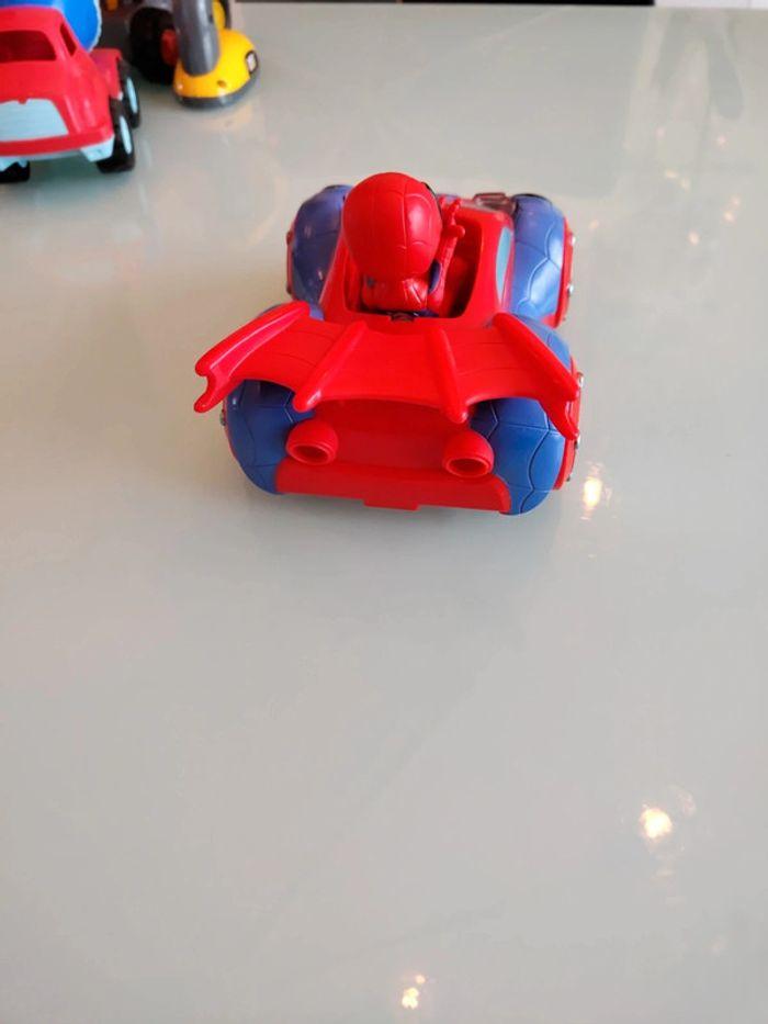 Voiture spiderman et figurine - photo numéro 4