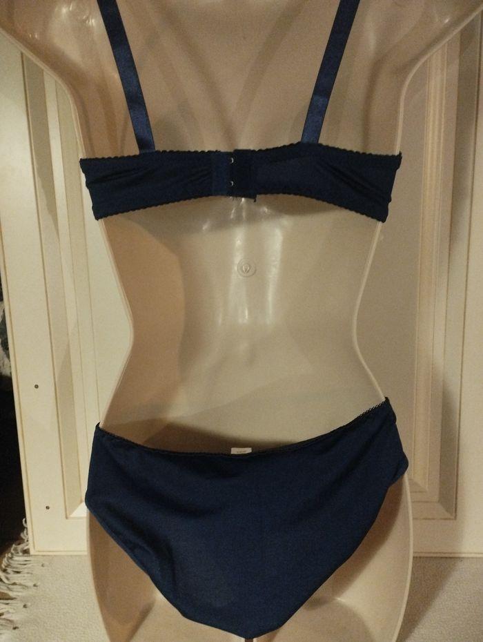 Ensemble de lingerie neuf bleu marine taille 95C 42 - photo numéro 4