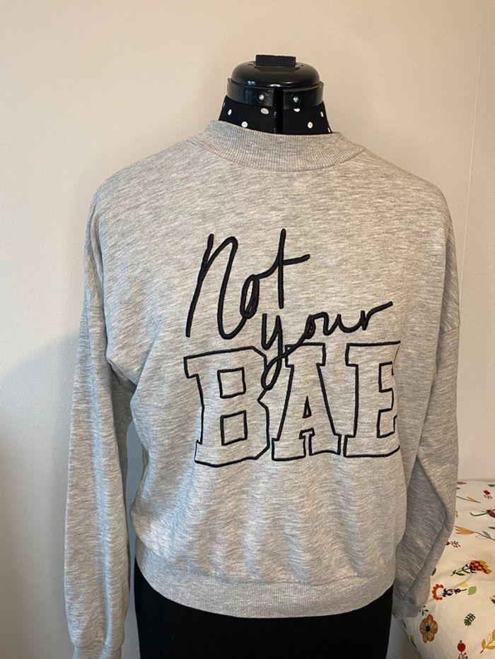 Sweat sans capuche broderie « Not your bae » gris et noir H&M taille M / 38 - photo numéro 1