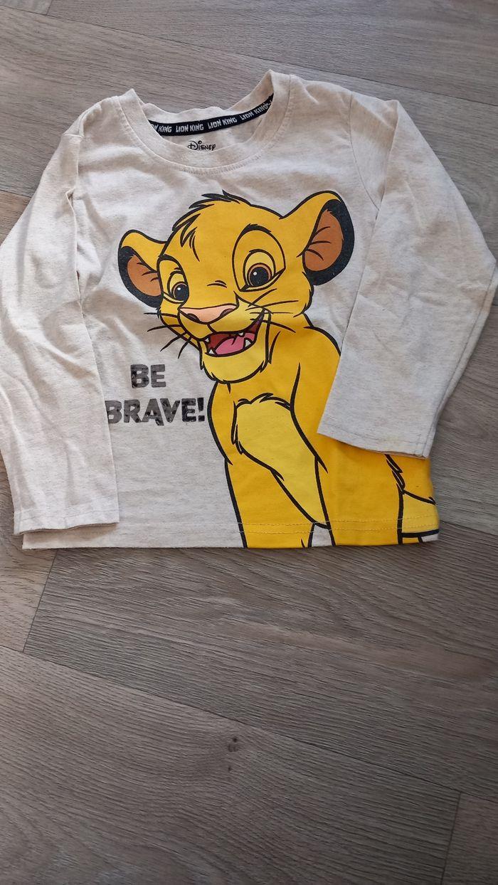 T-shirt à manches longues avec un dessin roi lion dessus - photo numéro 1