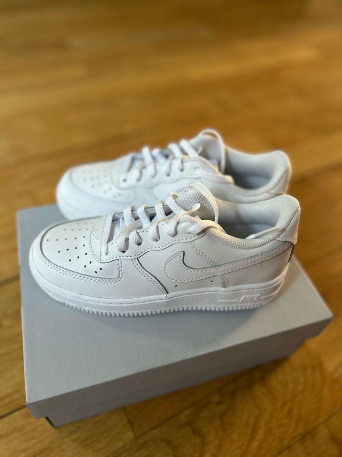 Nike Force 1 blanches pour enfants pointure 31 - photo numéro 5