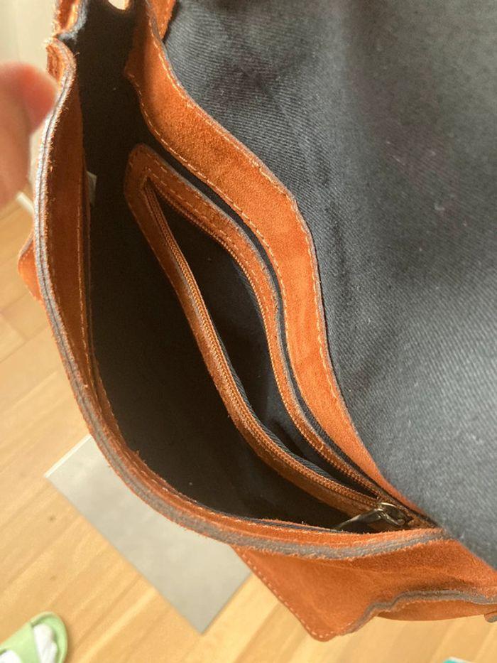 Sac pochette bandoulière croûte de cuir bovin effet daim - photo numéro 10