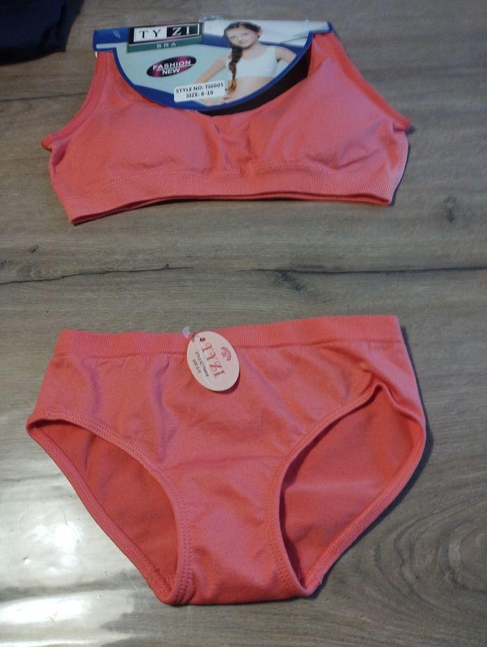 Ensemble brassière et culotte neuves. Taille 10 ans . Couleur corail