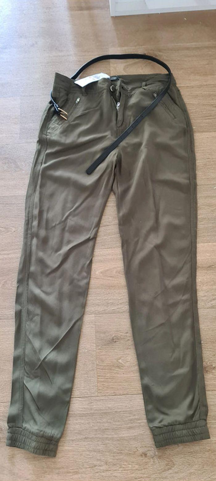 tres jolie pantalon avec ceinture neuf vert kaki reserved taille 34 100 % viscose  (2) - photo numéro 1