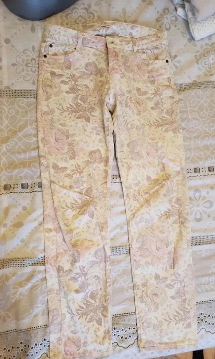 Joli pantalon fleurit 38 - photo numéro 1