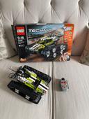 LEGO® Technic Le Bolide sur Chenille télécommandé