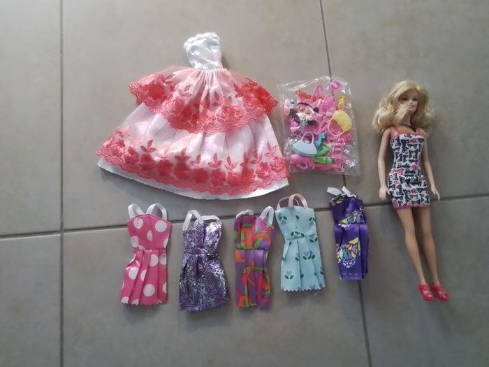 Lot accessoires de barbie et sa poupée - photo numéro 1