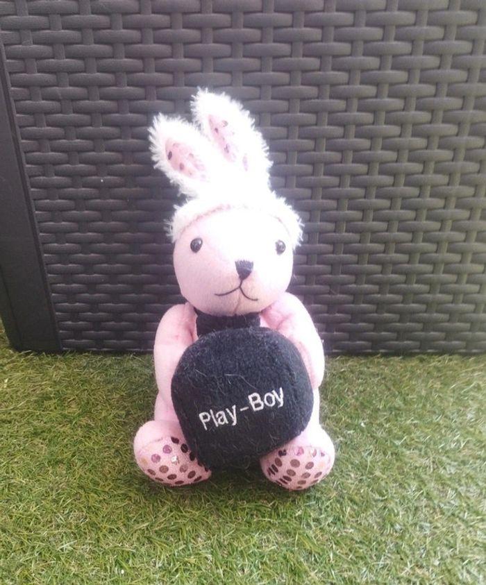 Peluche lapin rose Playboy 
Très bon état