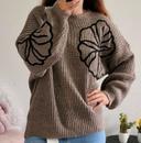 Pull en maille avec motif fleurs taupe