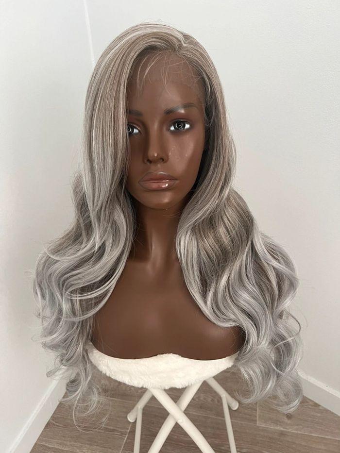 Perruque blonde 2 tons grise et brune lace front raie sur le côté - photo numéro 20