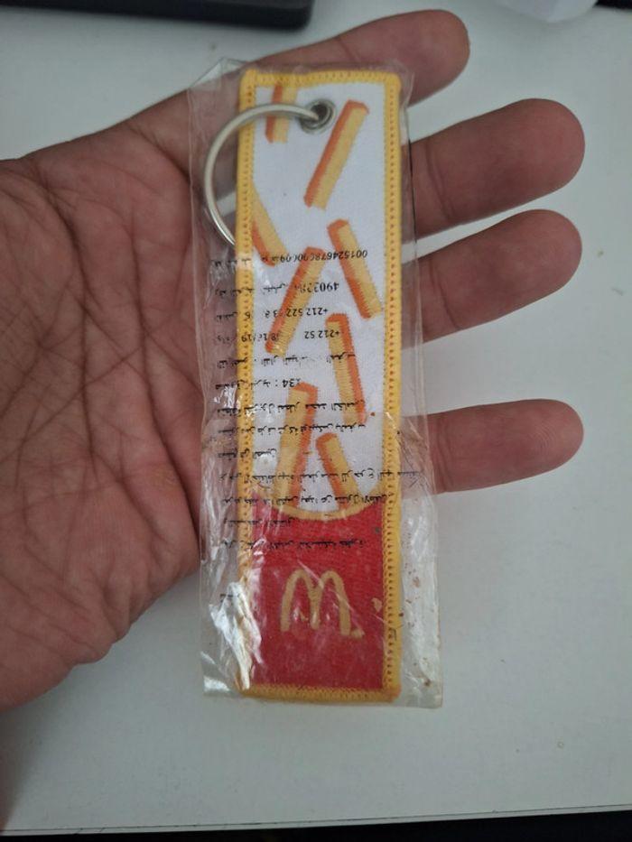 Porte-clés en forme de frite, brodé avec le logo de McDonald's - photo numéro 1