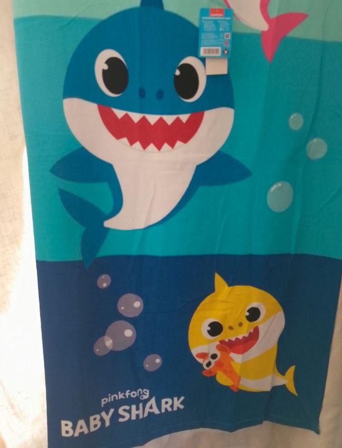 Serviette de plage Baby Shark - 70 cm x 140 cm - 1er modèle - Produit Neuf - photo numéro 2