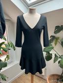 Petite robe noire Bash taille 1 soit du 36, col V, manches 3/4, jupon sur le bas