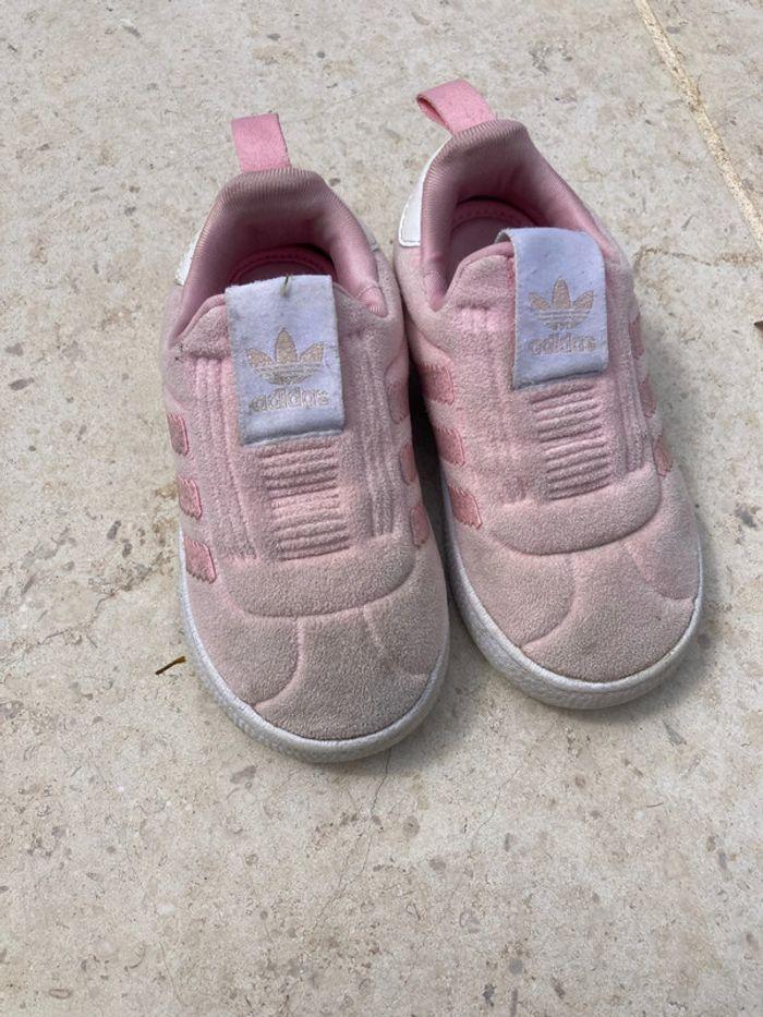 Petites baskets, Adidas taille 22 - photo numéro 1