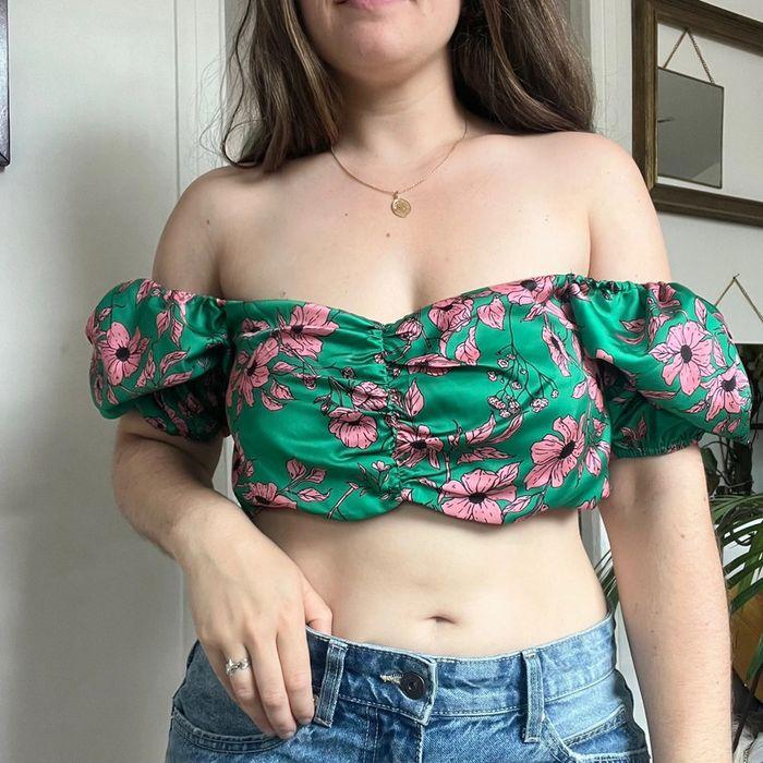 Top Bustier avec manches , Zara XL à fleurs vert et rose satin - photo numéro 3