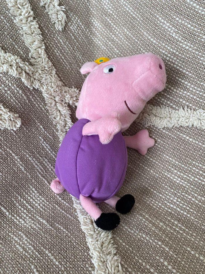 Peluche doudou 22cm Peppa pig cochon rose violette couronne jaune très bon état - photo numéro 2