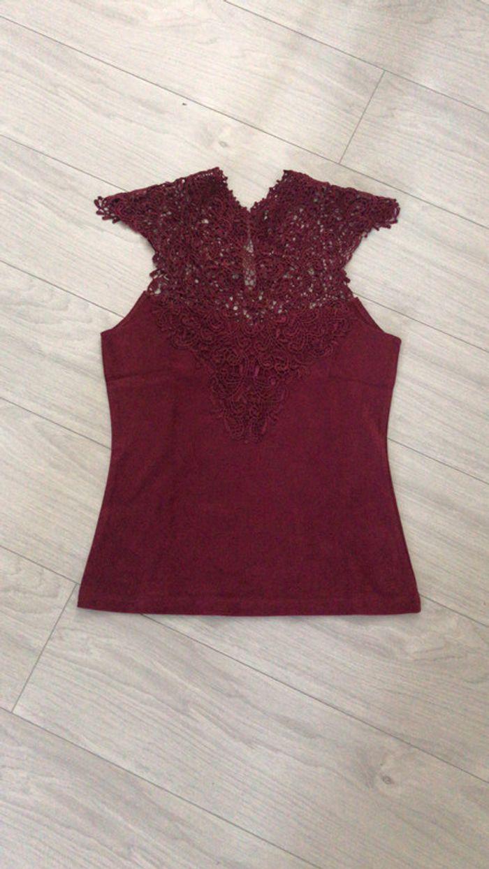 Blouse bordeaux sans manche ( Valeur 25,00 €) - photo numéro 1