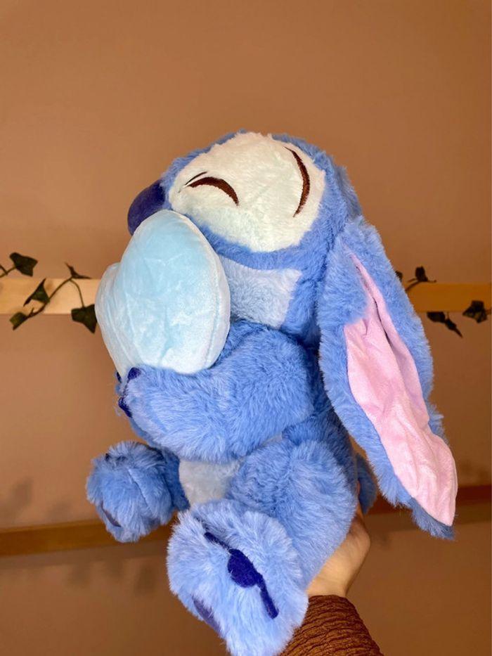 Peluche Disney Stitch avec un Coeur 🩵 - photo numéro 5