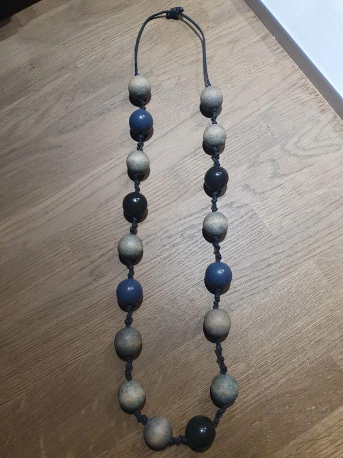 Collier à boules grises en bois - photo numéro 1