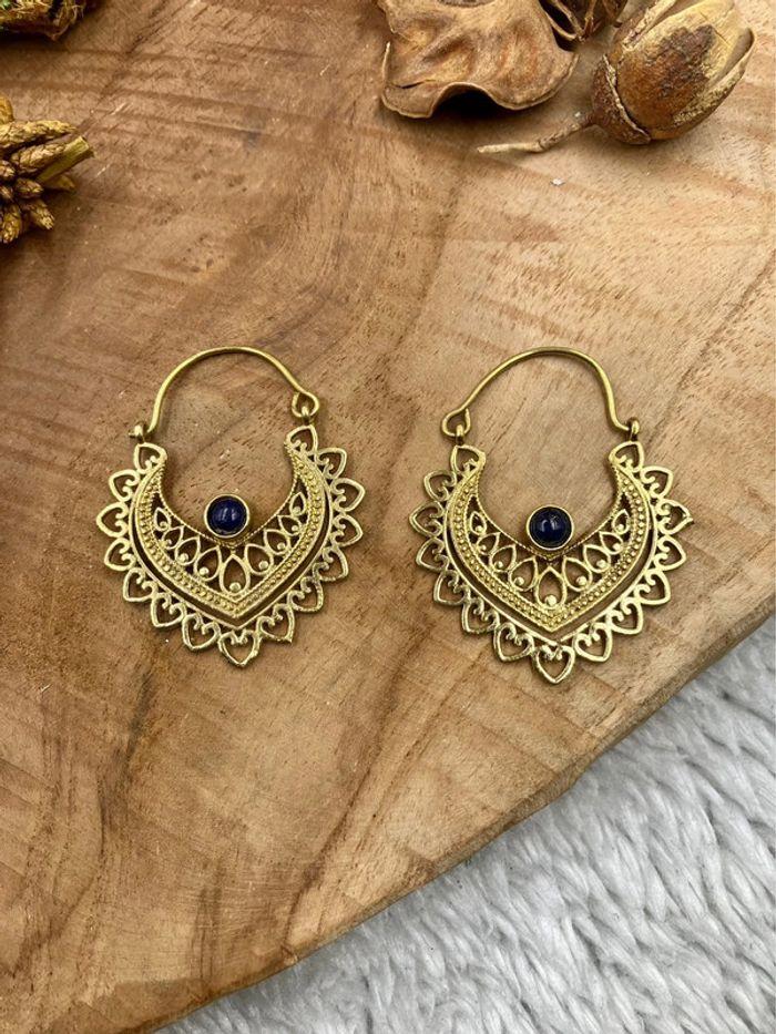 Boucles d’oreilles créoles en laiton Indien avec pierres de Lapis Lazuli - photo numéro 1