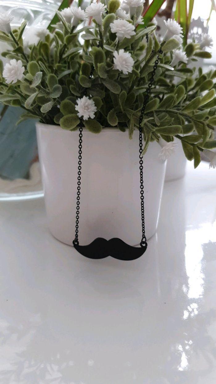 Collier moustache noire - photo numéro 1