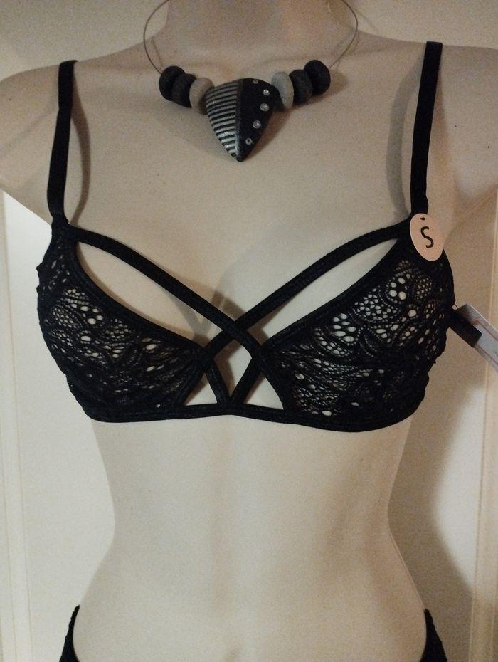 Ensemble de lingerie neuf triangle sans armatures ni rembourrage. S pour le haut et M pour le bas - photo numéro 2