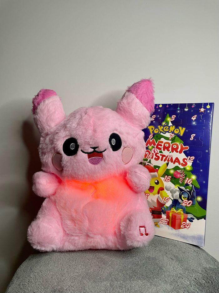 🚨🎅 OFFRE SPÉCIAL NOËL 🚨🎁🎅✨  Peluche lumineuse respirante Pokémon Pikachu + calendrier de l’Avent de Noël Pokémon - photo numéro 2