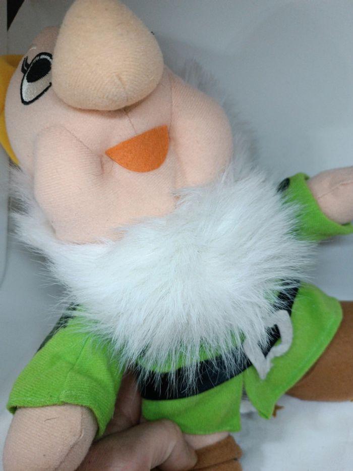 Peluche doudou Teddy snow white blanche Disney nains dwarf vert green ferpel happy joyeux - photo numéro 3